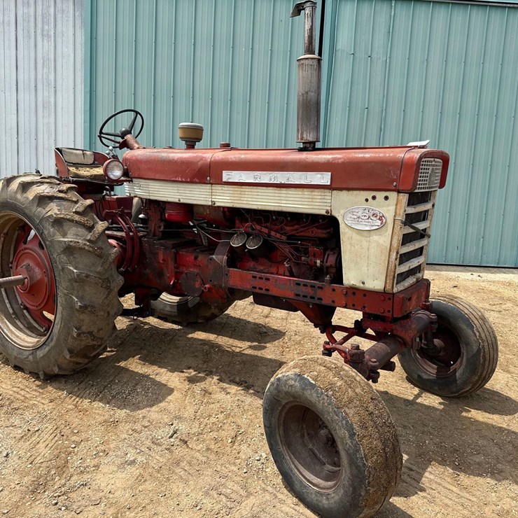 Internationa 560 diesel tractor
