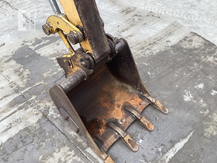 2004-deere-35c-image-10