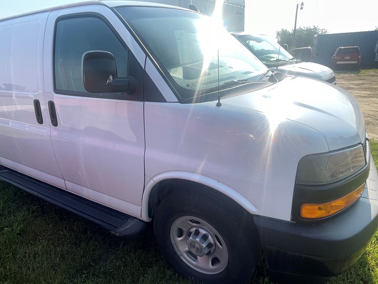 #1033-•-2023-chevy-express-van-(has-wi-salvage-title)-image-13