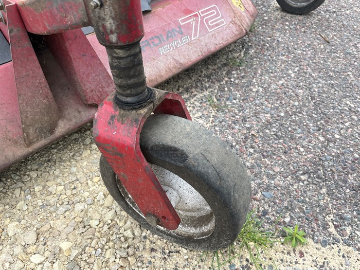 #1075-•-toro-lawn-mower-image-13