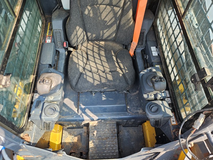 2020-deere-317g-image-9