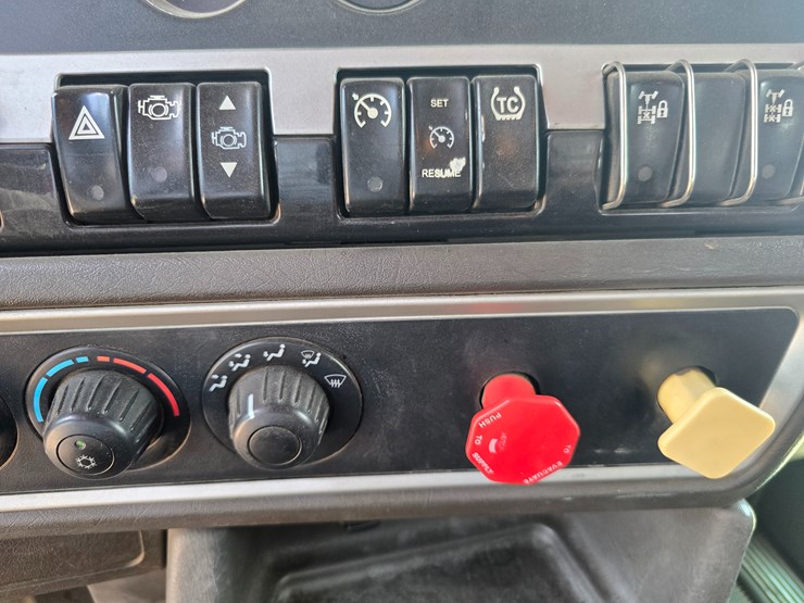 2012-kenworth-t800-image-104