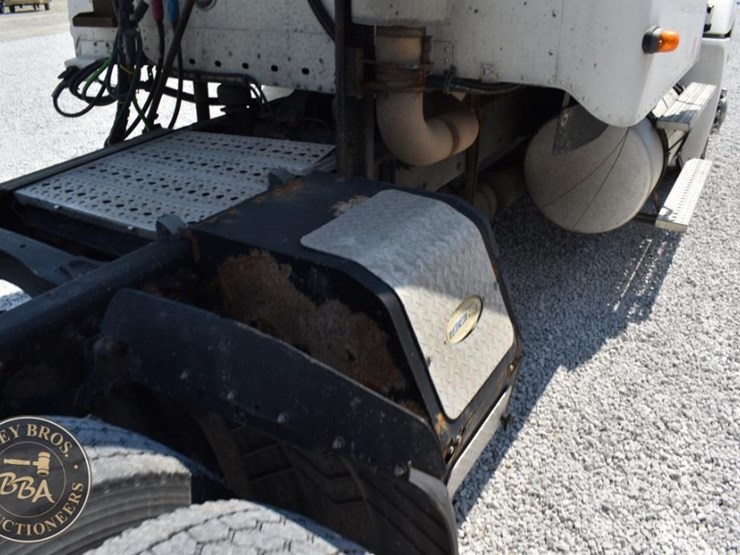 2003-freightliner-columbia-120-image-37