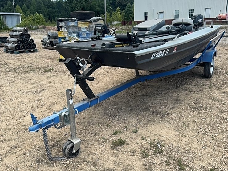 15-foot-fishing-boat-with-mercury-9.9-horse-motor-image-1