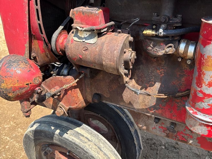 farmall-b-tractor-image-14