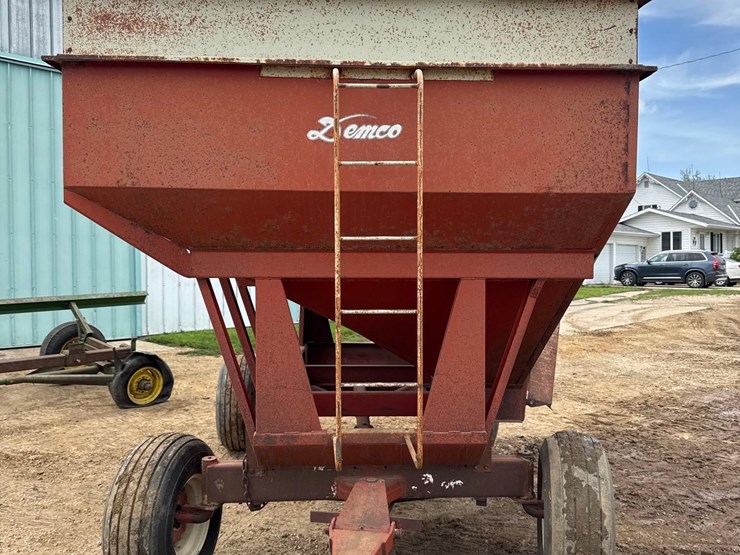 demco-325bu-gravity-wagon-image-6