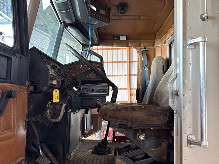 2000-freightliner-fld112-image-42