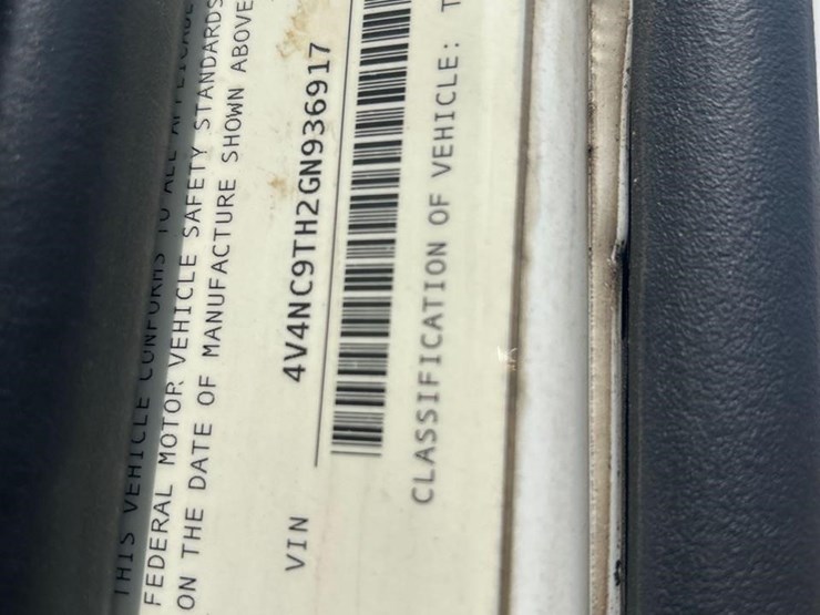 2016-volvo-vnl64t630-image-56