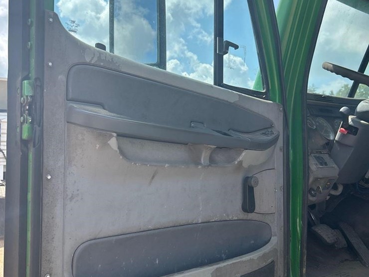 2001-freightliner-century-120-image-30