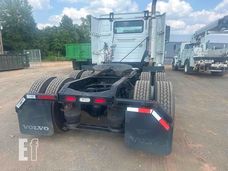 2008-volvo-vnl64t300-image-25
