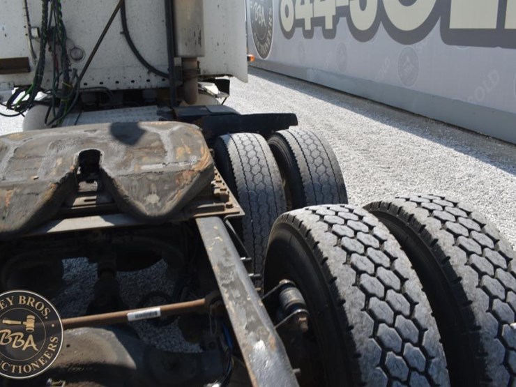 2003-freightliner-columbia-120-image-31