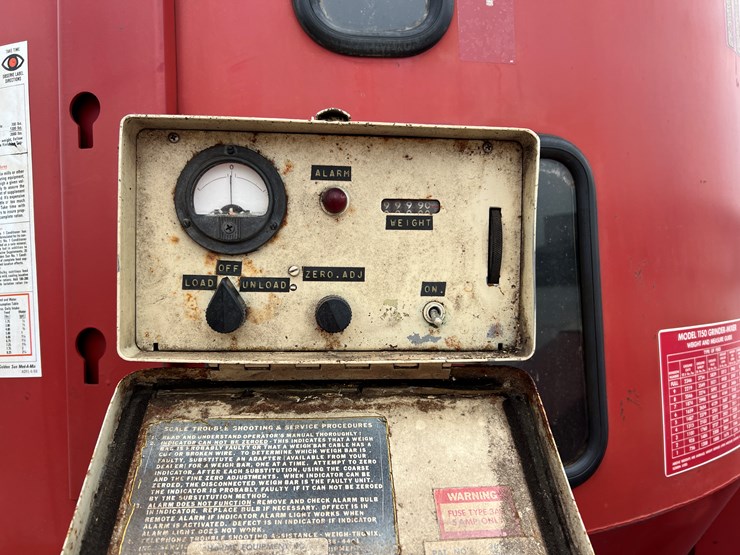 #204793-•-case-ih-1150-feed-grinder-image-8