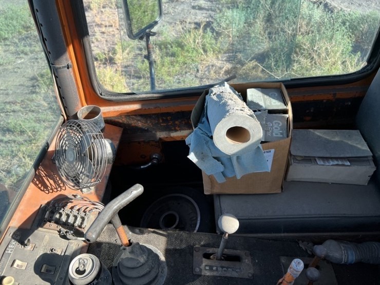 1977-tucker-2740bre-sno-cat-image-17