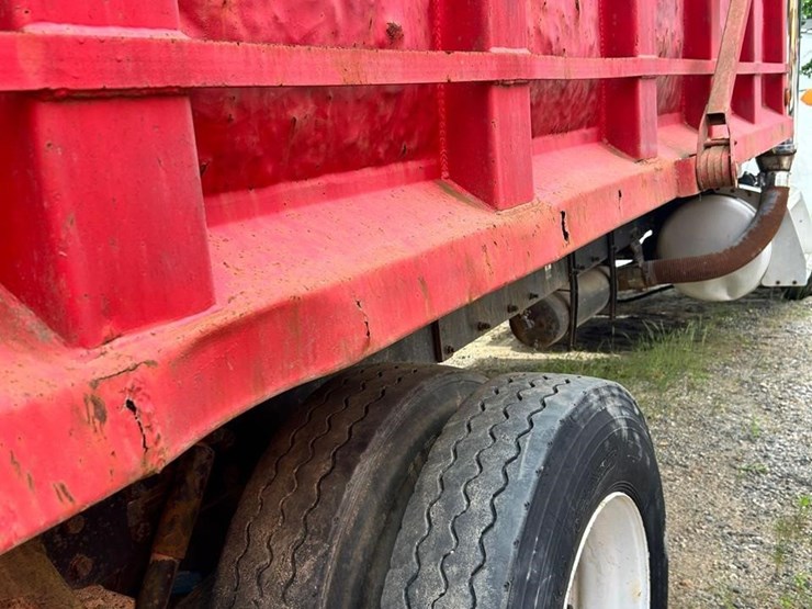 2000-peterbilt-330-image-19