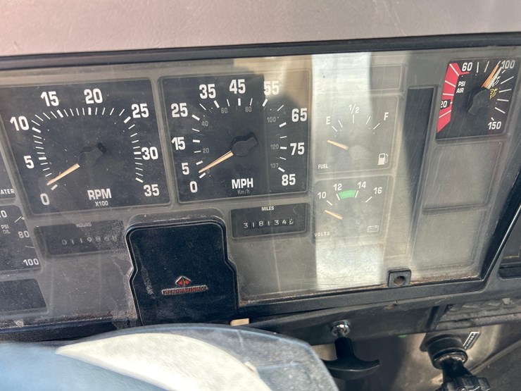 1997-ih-4900-tandem-grain-truck-image-25
