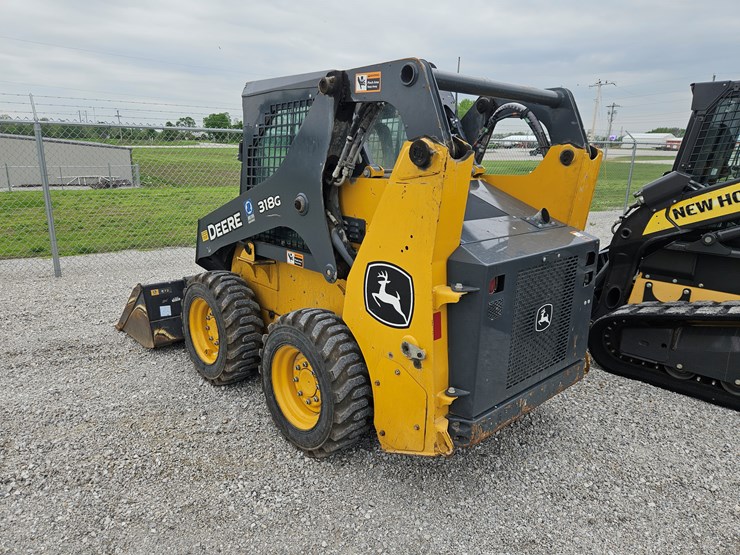 2022-deere-318g-image-18