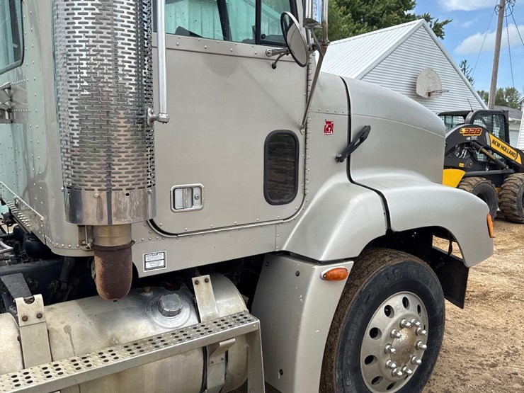 2000-freightliner-fld112-image-6