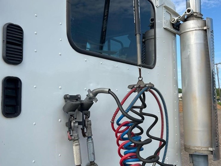 2005-freightliner-columbia-120-image-11