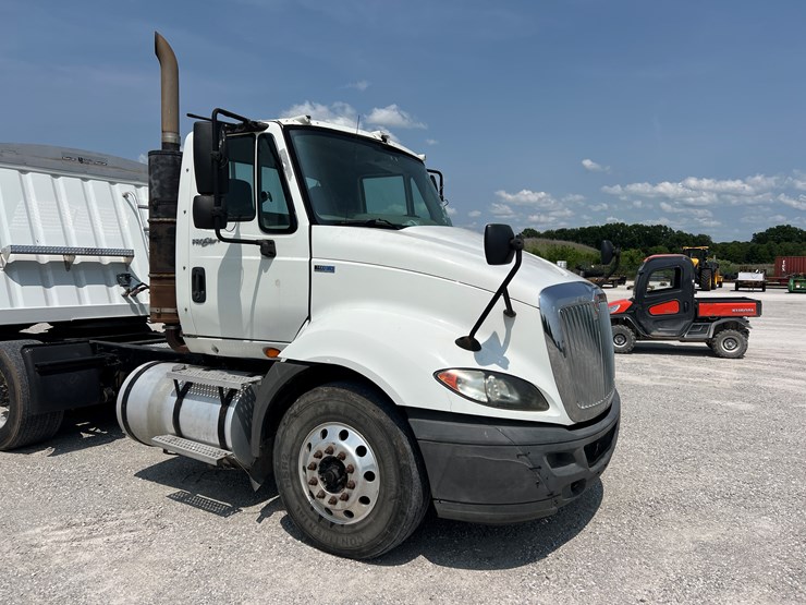 2011-international-prostar-image-1