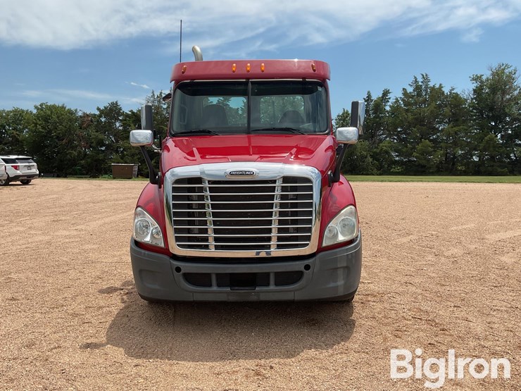2014-freightliner-cascadia-125-image-2