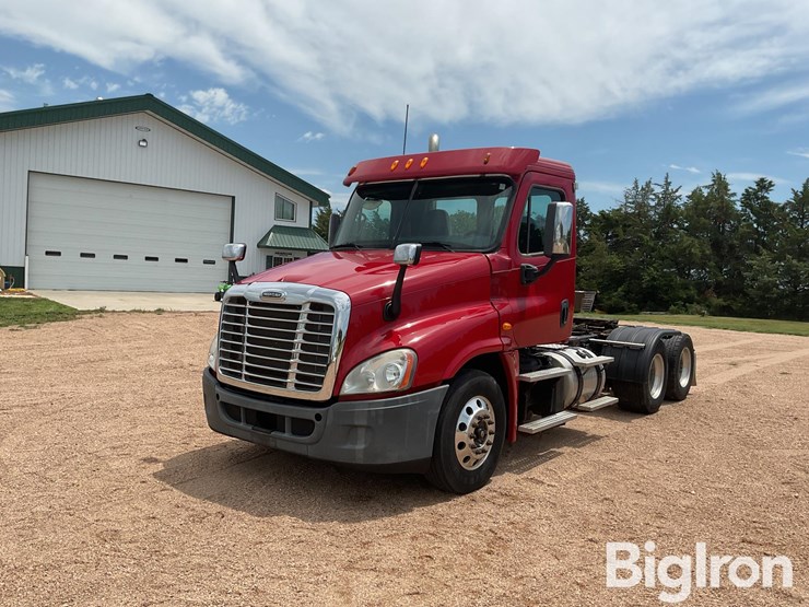 2014-freightliner-cascadia-125-image-1