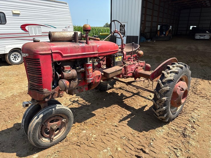 farmall-b-tractor-image-1