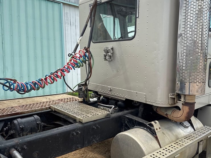 2000-freightliner-fld112-image-9