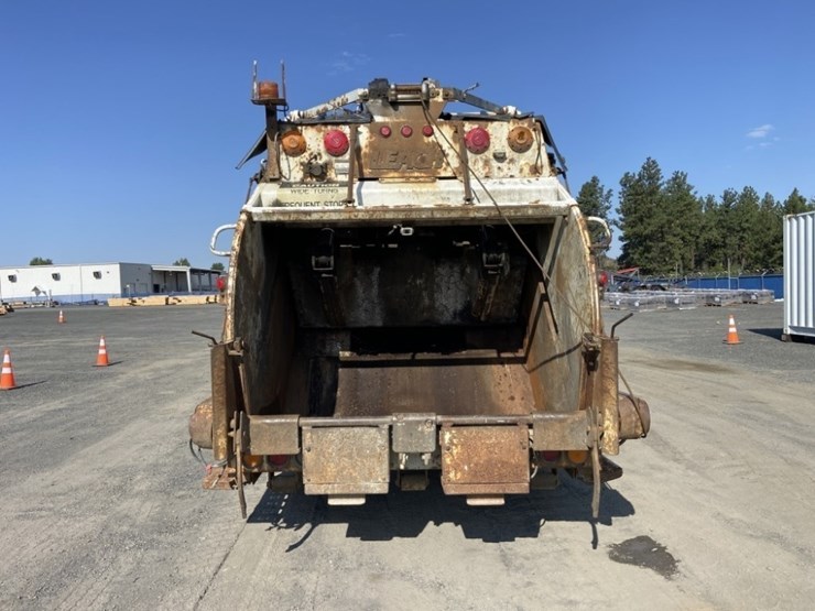 2002-peterbilt-320-image-4