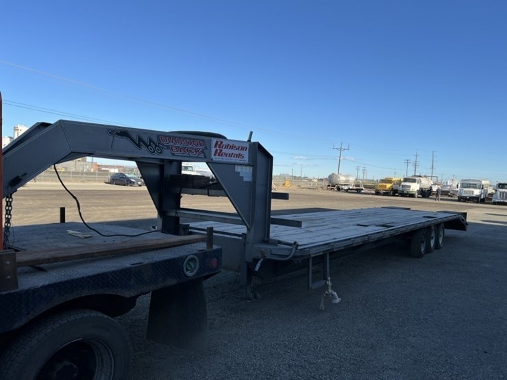 2014-innovative-32'-tri-axle-gooseneck-trailer-image-1
