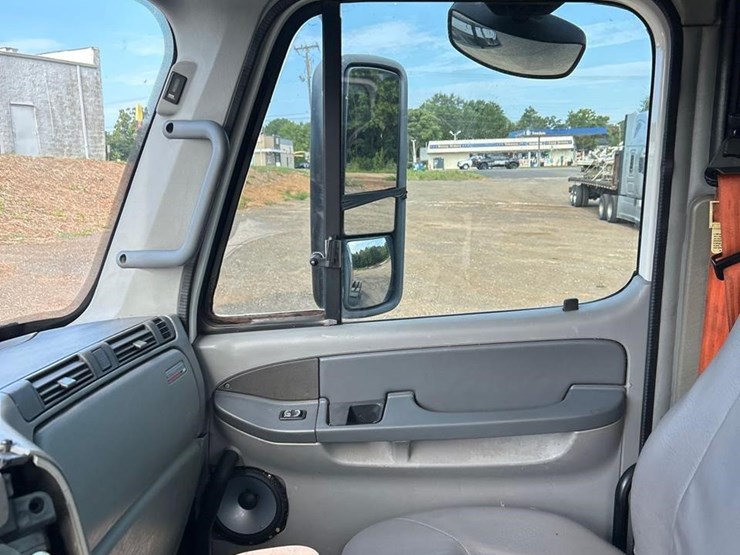 2005-freightliner-columbia-120-image-49