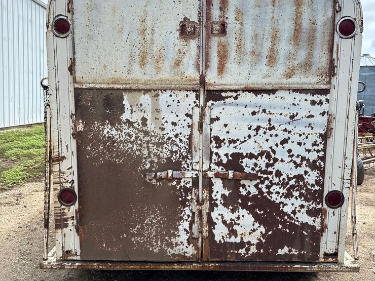 7ft-x-22ft-show-me-livestock-trailer-image-16