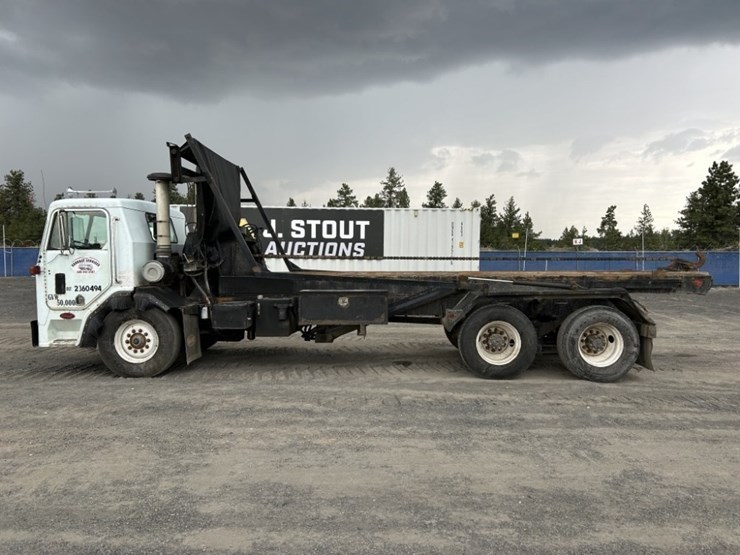 1988-peterbilt-320-image-2