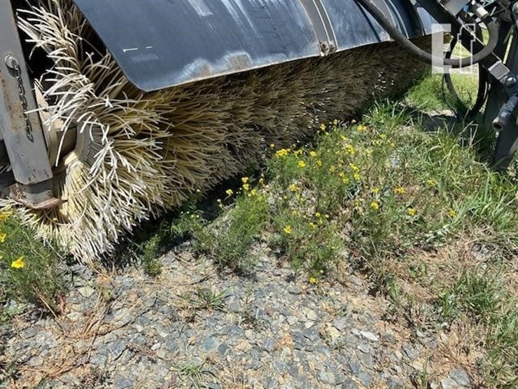 holms-12'-broom-image-3