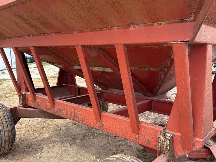 demco-325bu-gravity-wagon-image-9