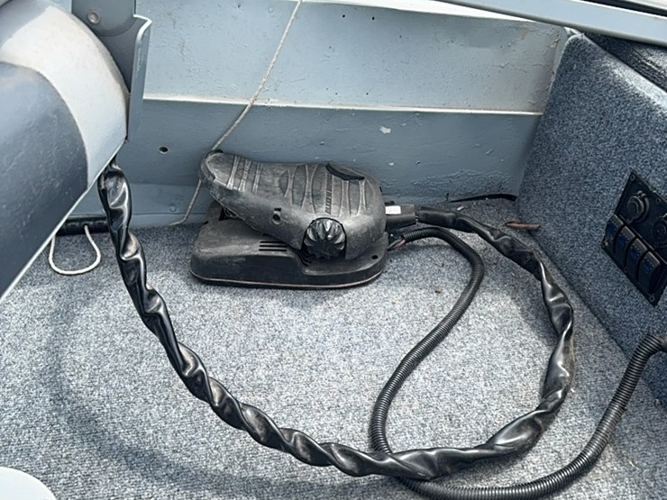 15-foot-fishing-boat-with-mercury-9.9-horse-motor-image-9