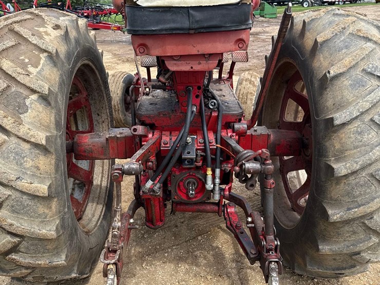 internationa-560-diesel-tractor-image-10