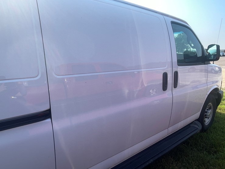#1033-•-2023-chevy-express-van-(has-wi-salvage-title)-image-14