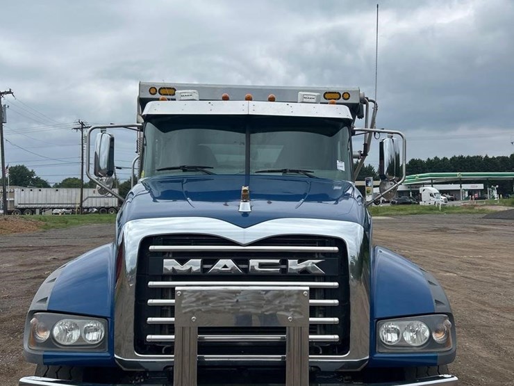 2021-mack-granite-64fr-image-10