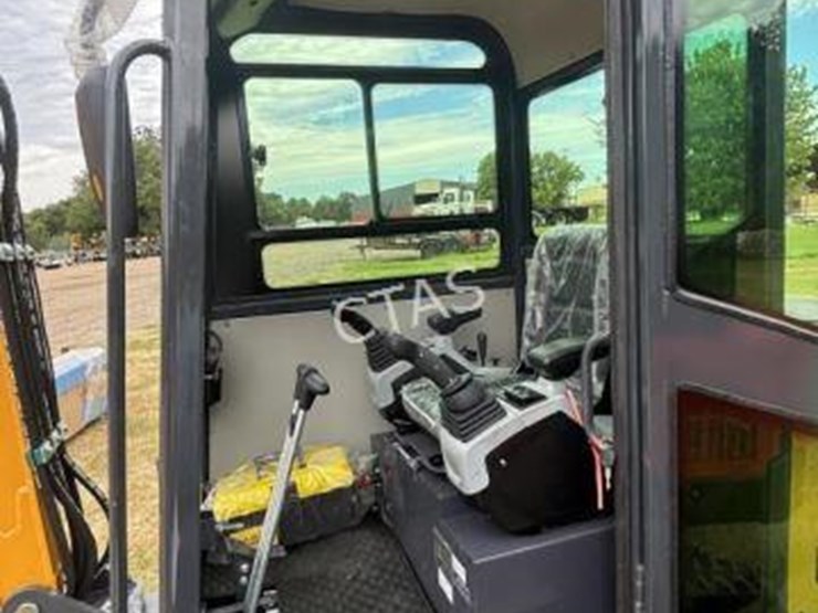 #113-•-cfg-industrial-excavator-w/-enclosed-cab-image-6
