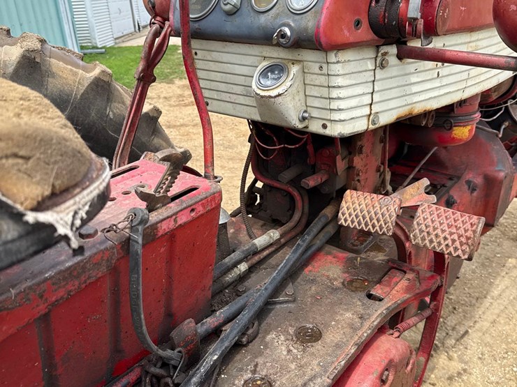 internationa-560-diesel-tractor-image-28