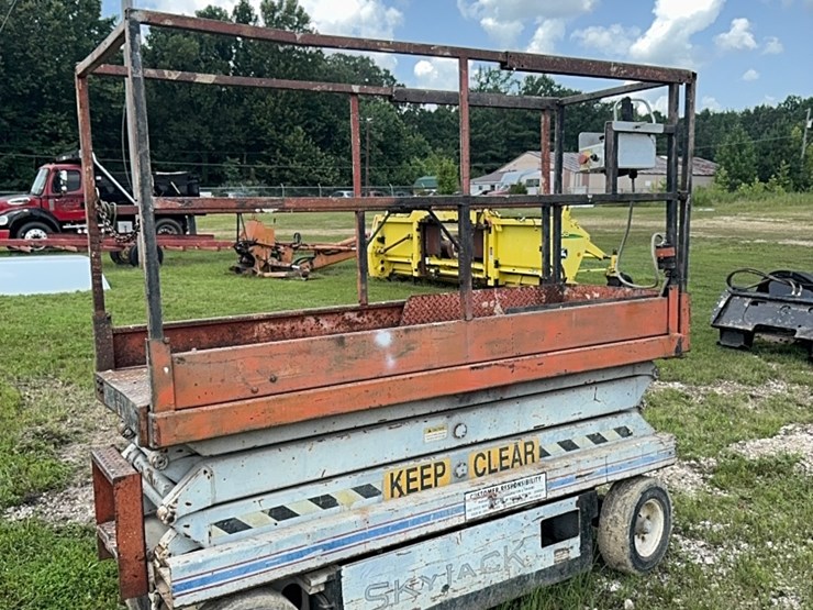 skyjack-scissor-lift-image-1