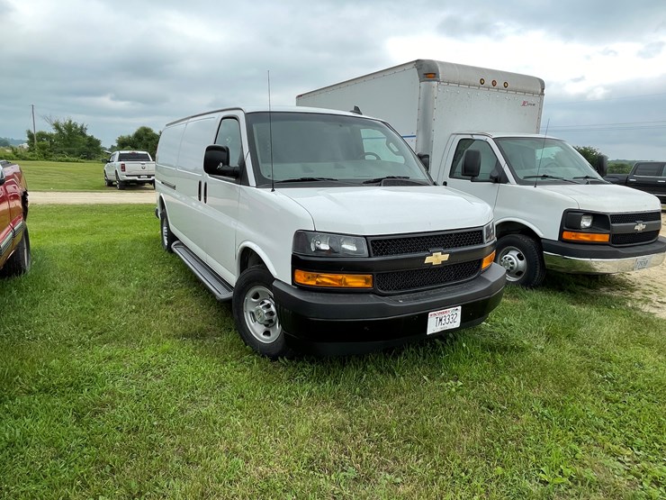 #1033-•-2023-chevy-express-van-(has-wi-salvage-title)-image-3