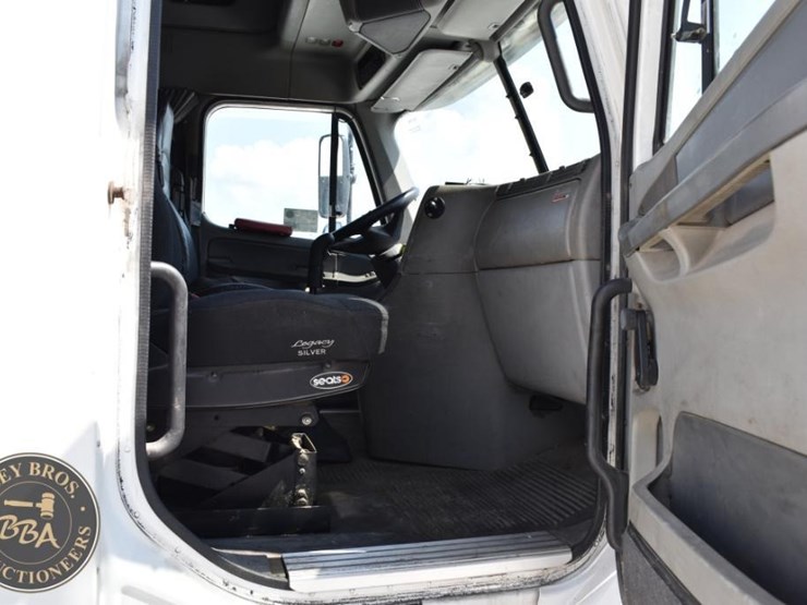 2003-freightliner-columbia-120-image-41
