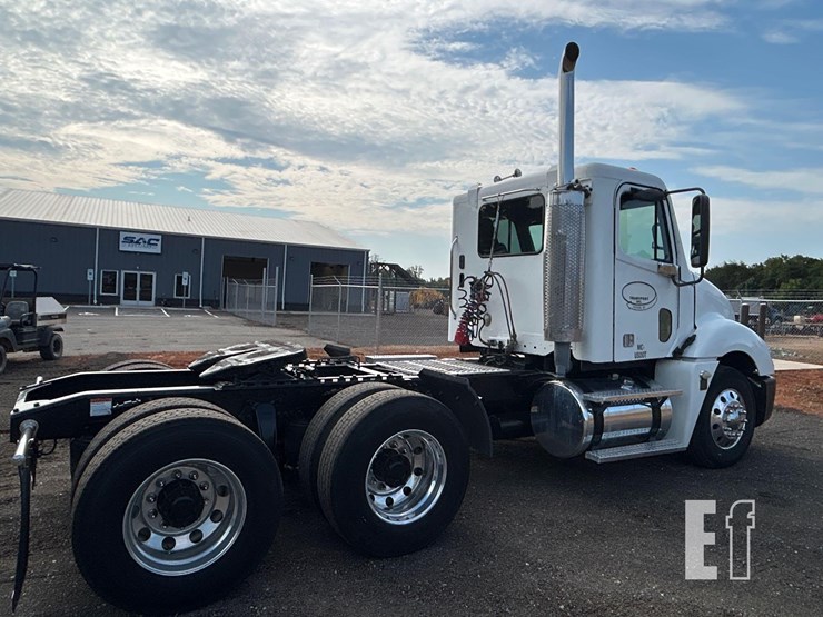 2005-freightliner-columbia-120-image-3