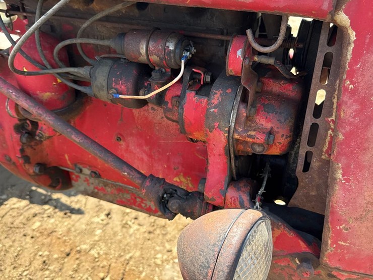 farmall-b-tractor-image-18