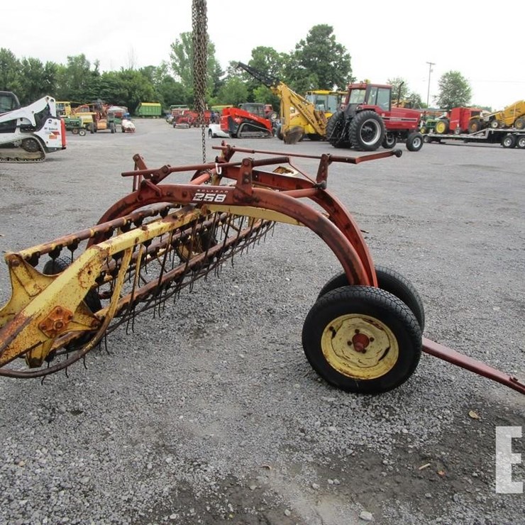 NEW HOLLAND 258