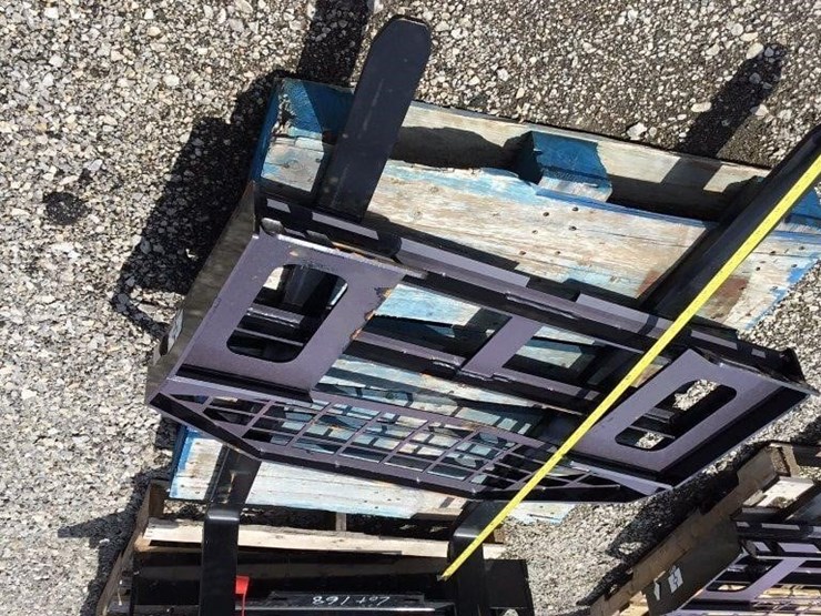 new-giyi-skid-steer-fork-attachment-image-3