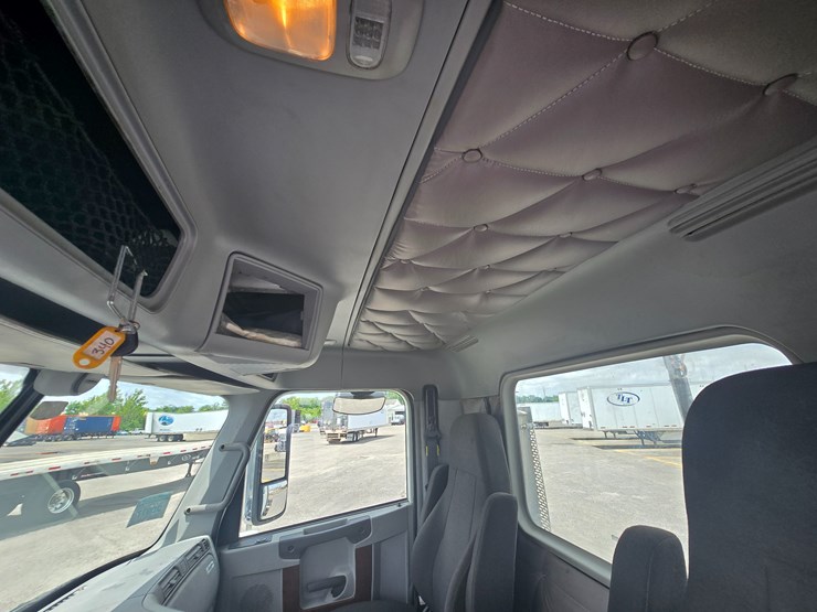 2020-freightliner-columbia-120-image-61