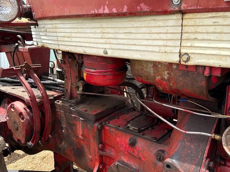 internationa-560-diesel-tractor-image-19