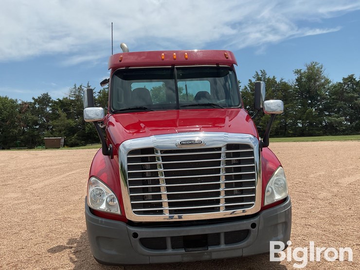 2014-freightliner-cascadia-125-image-10